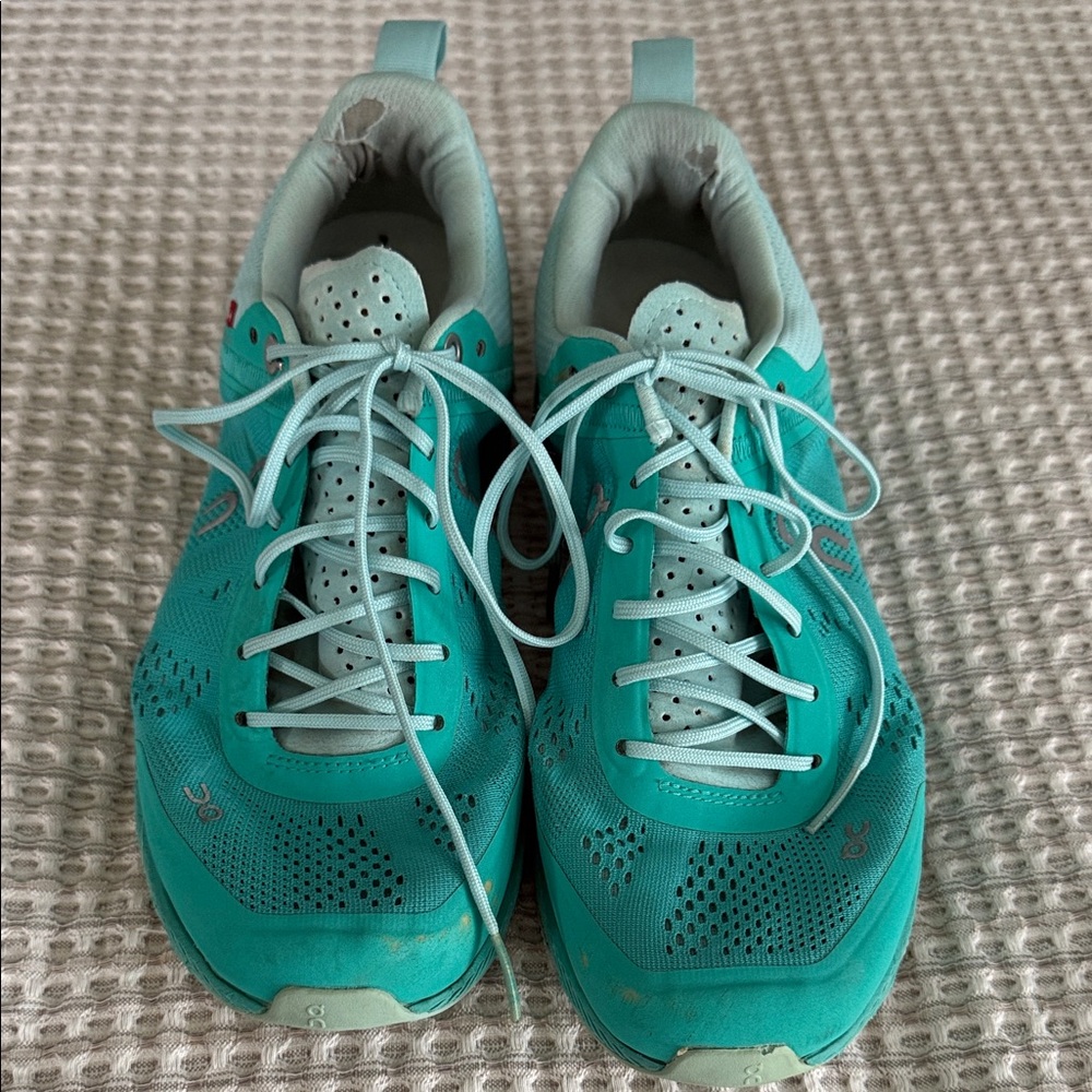 Light Teal Women's Running Sneakers
ON Running shoes. Size 7.5